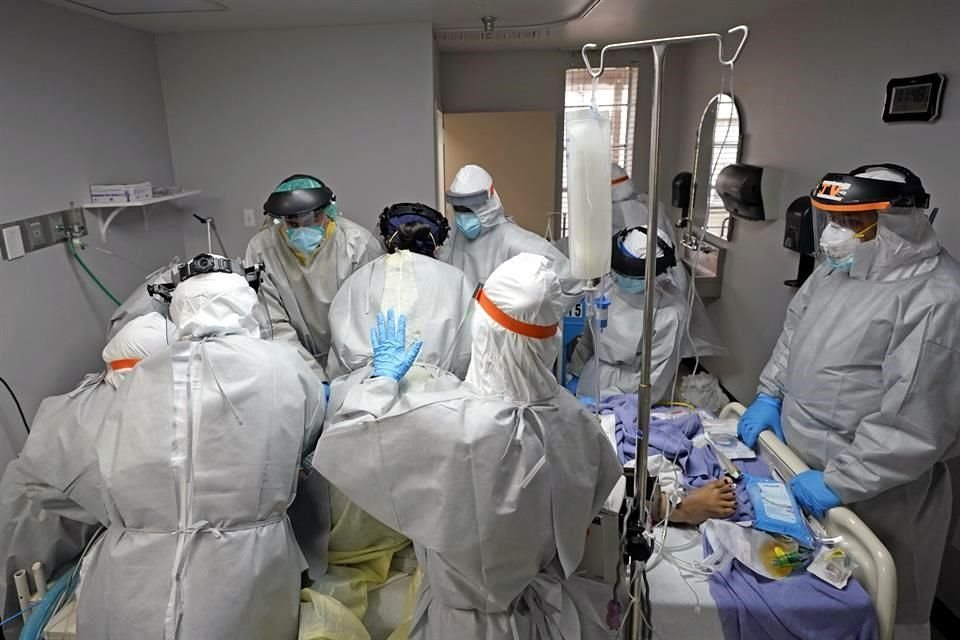 Un grupo de méddicos trata de salvarle la vida a un paciente de Covid en Houston, Texas, donde los contagios han repuntado.
