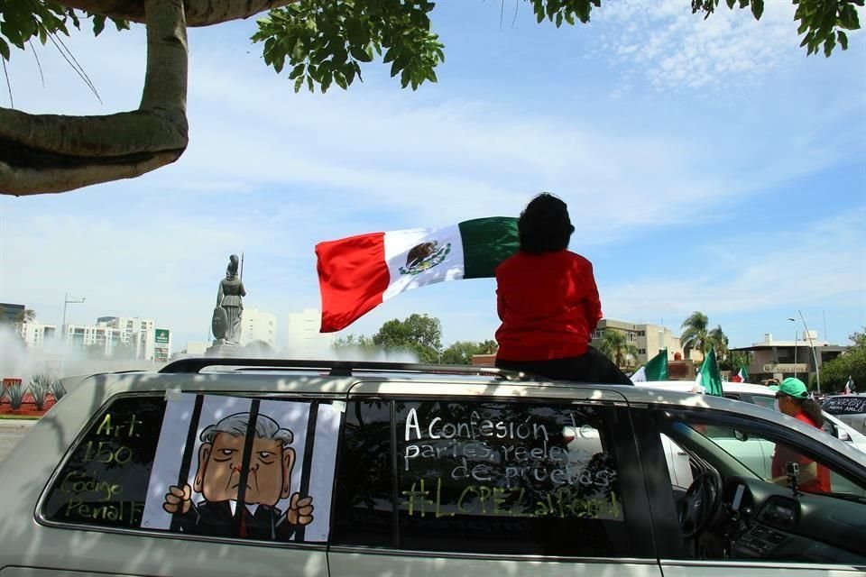 En vehículos, con banderas, cartulinas y lonas con consignas hacia el Presidente Andrés Manuel López Obrador y pitando, la caravana avanzó por la Avenida López Mateos.