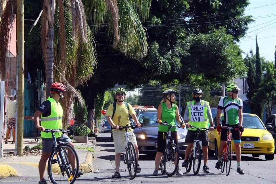 Ciclistas se sumaron a la caravana anti AMLO en Guadalajara.