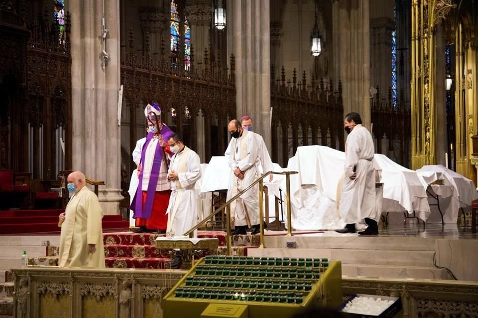 A la breve ceremonia, oficiada en español por el cardenal de la Arquidiócesis de Nueva York, Timothy Dolan, asistieron un centenar de familiares.