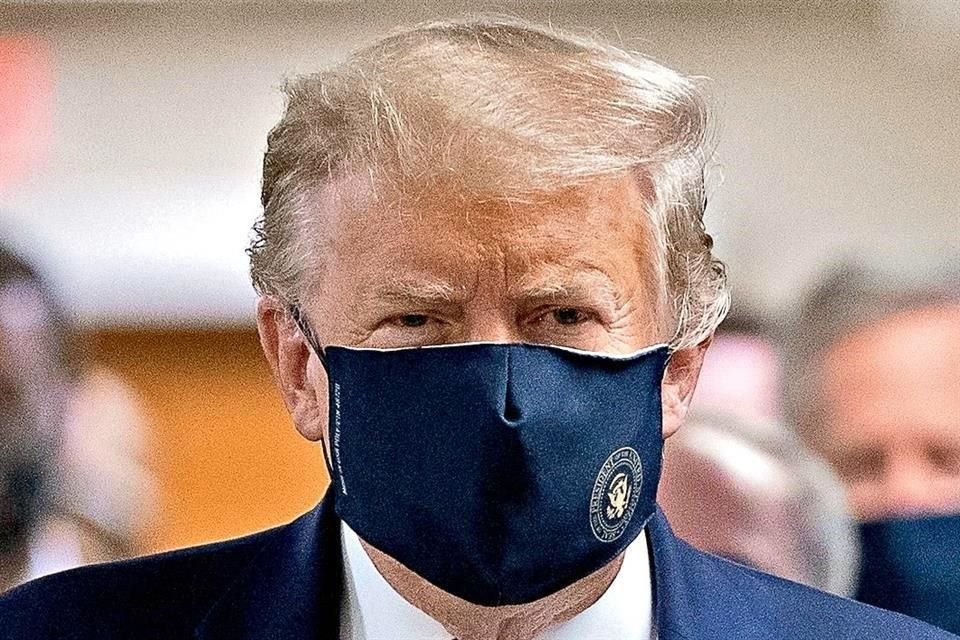 En Estados Unidos, el Presidente Donald Trump, al visitar un hospital, usó una mascarilla por primera vez en público.