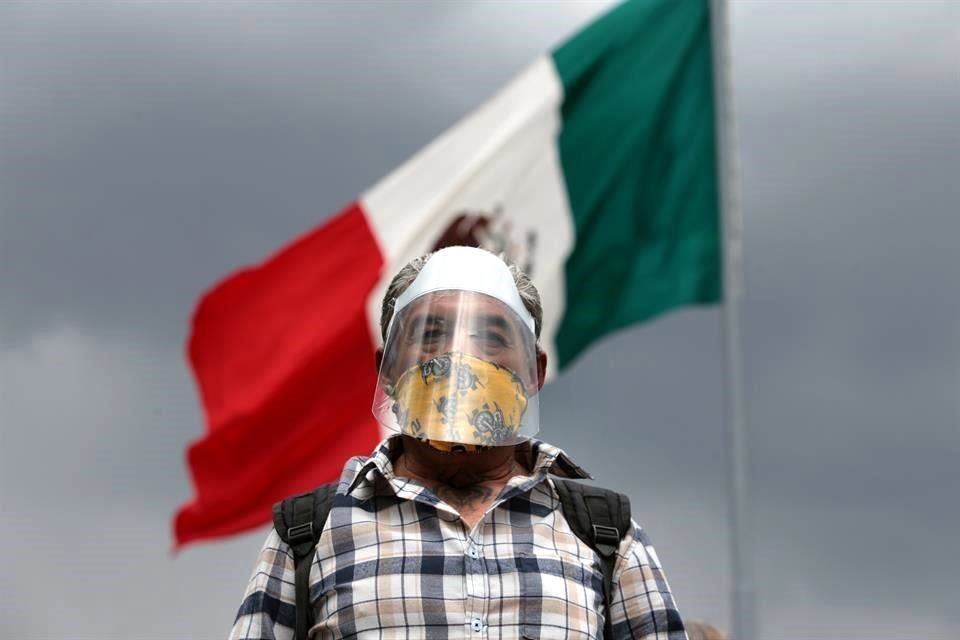 El mal manejo de la pandemia por parte del Gobierno aumenta riesgo de que México pierda su grado de inversión, según expertos.