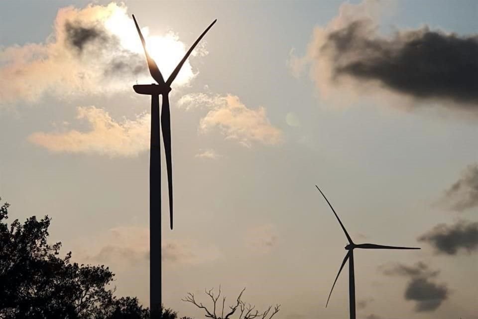Recientemente, el Gobierno ha impulsado cambios en materia energética como la restricción de operación a nuevas centrales de energías renovables con el acuerdo y la política de confiabilidad impulsados por la Sener y Cenace.