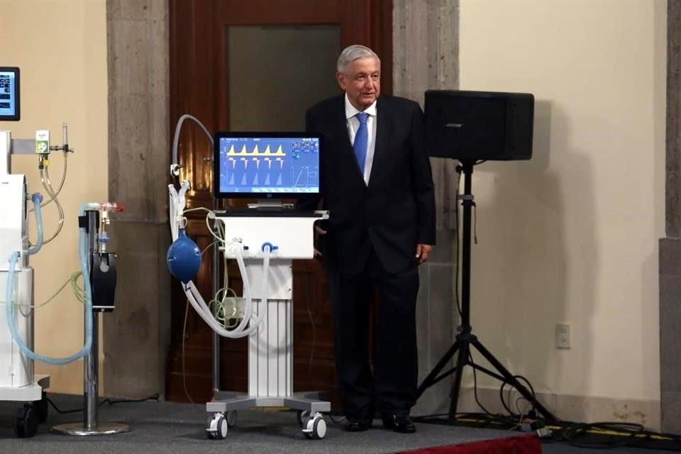 López Obrador al final de su conferencia de prensa junto a uno de los dos respiradores que desarrolló el Conacyt para atender a pacientes graves con Covid-19.