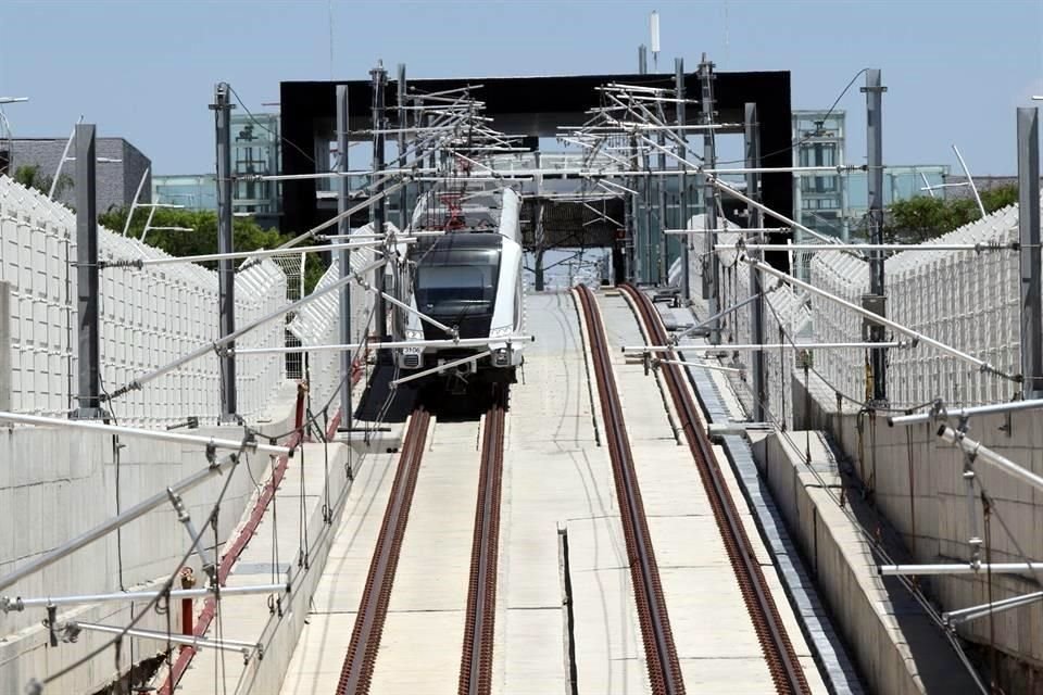 Vagones del tren de la Línea 3 en un proceso de pruebas en junio pasado.