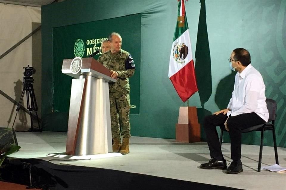 En la conferencia en Manzanillo está presente el Secretario de Marina.