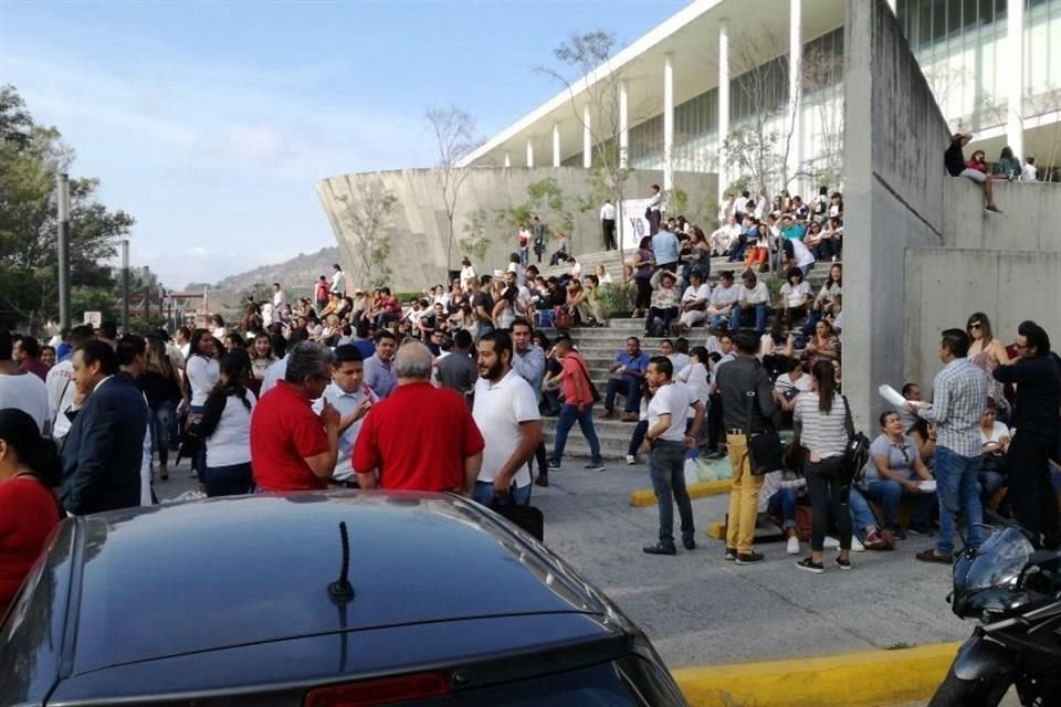 Decenas de trabajadores permanecen afuera de Ciudad Judicial por el paro de labores que realizan.