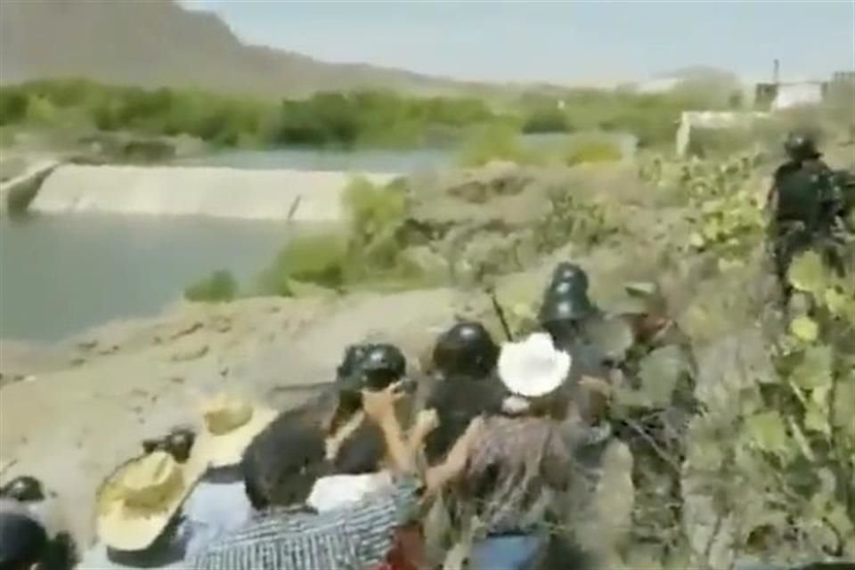 Ejidatarios enfrentados con soldados afuera de la presa Las Vírgenes.