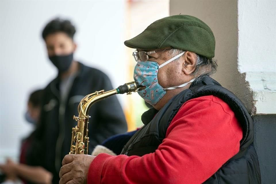 Un saxofonista sopla a travs del cubrebocas en los Portales de Toluca, Estado de Mxico.