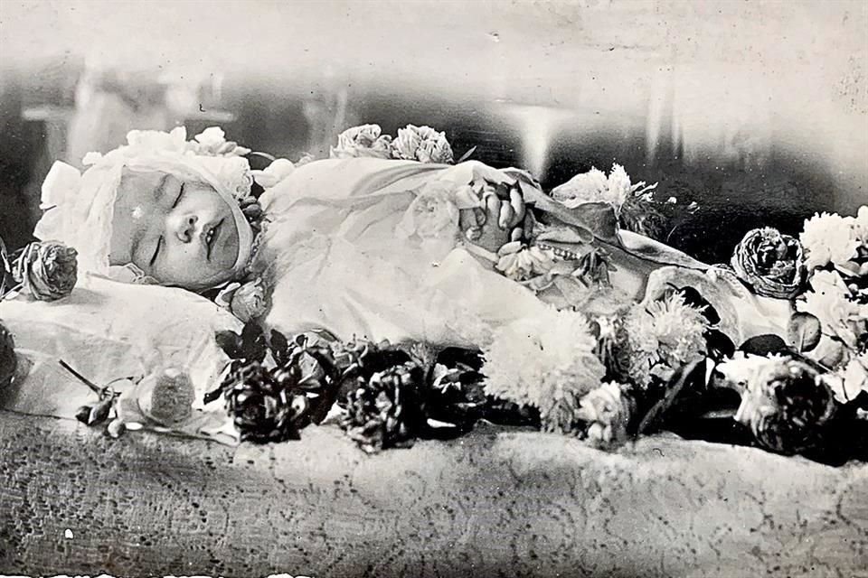 Las denominadas fotografías de 'angelitos', niñoñs uertos, hoy inusuales, eran muy recurrentes en el México de antaño.