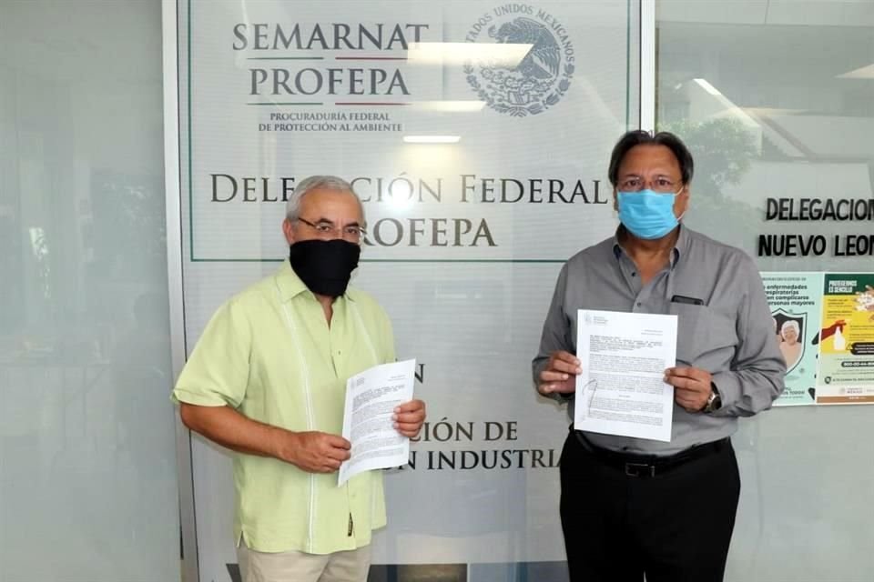 Manuel Vital, Secretario de Desarrollo Sustentable (izq.), y Raúl Pedraza, Procurador Ambiental, presentaron ayer la denuncia contra Pemex.