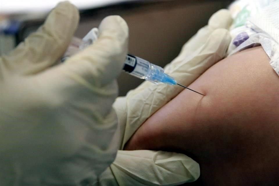 Vacuna contra Covid-19 de Sinopharm podría estar estar lista para uso público a finales de este año, dijo líder de farmacéutica a medios.
