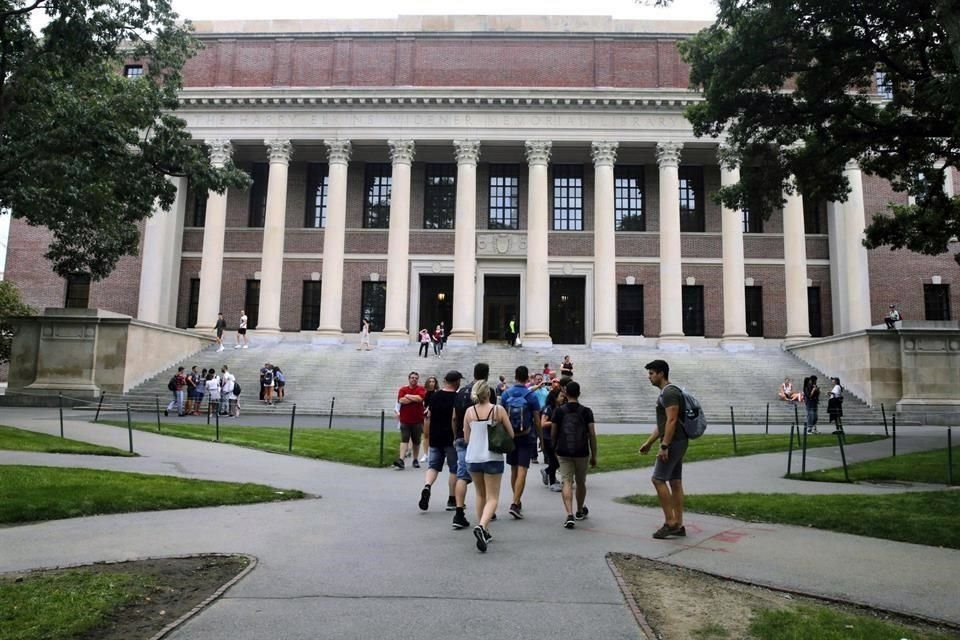 Vista de la Biblioteca de Harvard, una de las universidades que demandó al Gobierno de Trump por la regla pasada.