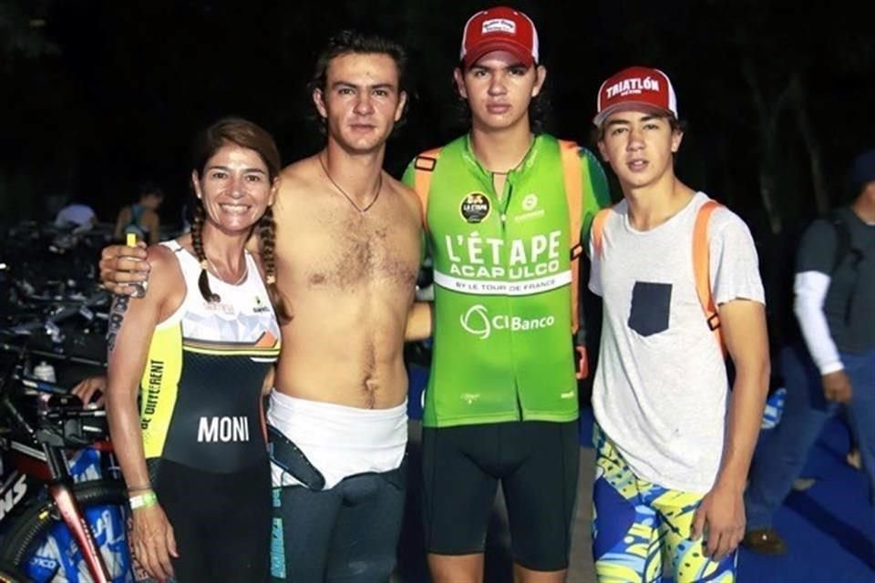 Mónica Hernández con sus hijos, Fauro, Giovanni y Bruno Aloi, durante la competencia de Ironman 70.3 del año pasado.