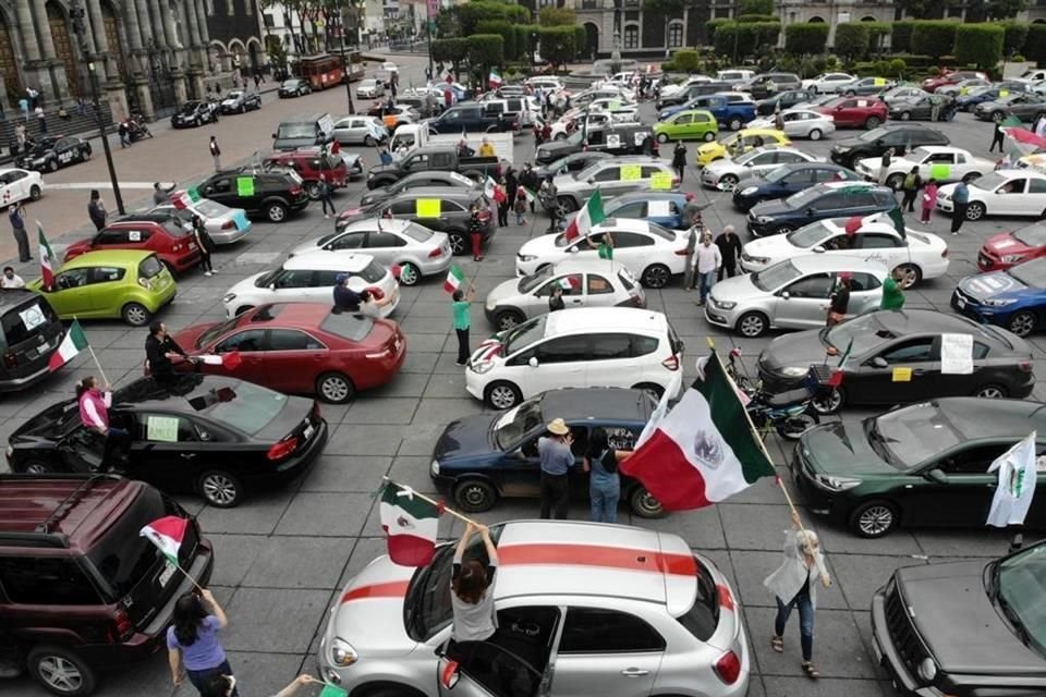 Manifestantes congregados con sus vehículos en la Plaza de los Mártires de Toluca, la capital mexiquense.