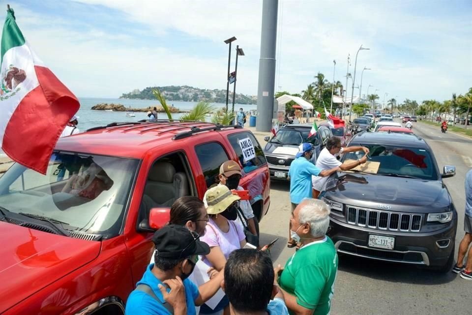 En Acapulco, unos 50 vehículos salieron del asta bandera hacia el Centro de Convenciones.