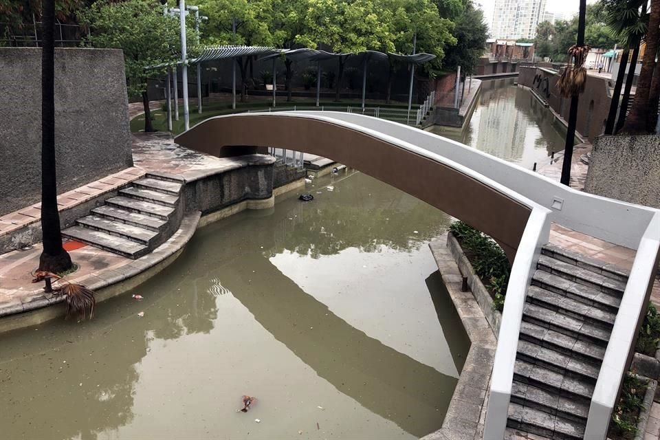 Tres meses después de comenzarse su drenado para realizar labores de mantenimiento, el Canal Santa Lucía tiene nuevamente agua, pero por las lluvias de 'Hanna'.