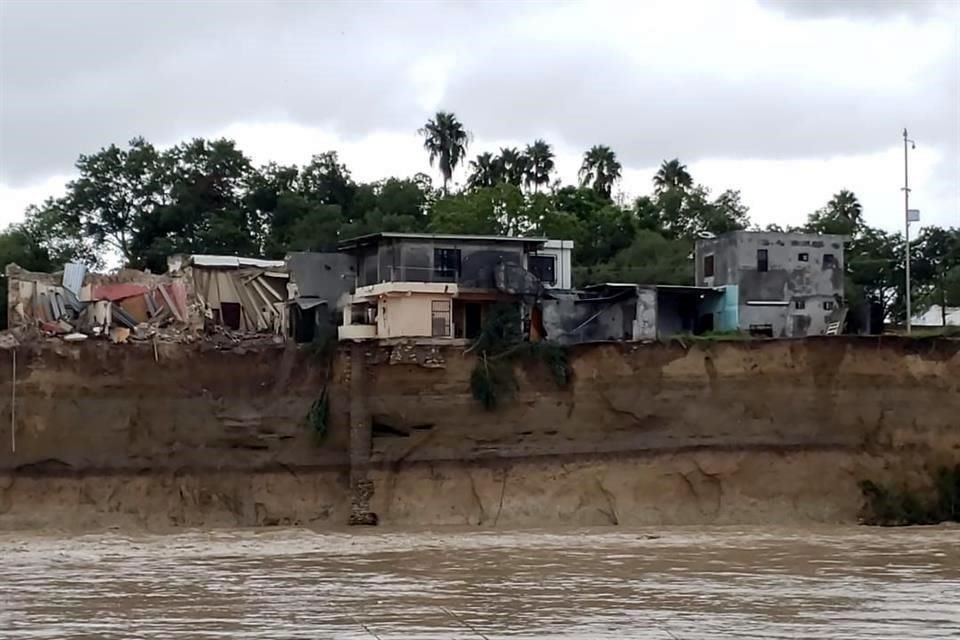 La creciente del río Pesquería, en Apodaca, provocó daños en viviendas en Agua Fría y Paseo de Santa Rosa al caer parte del talud.