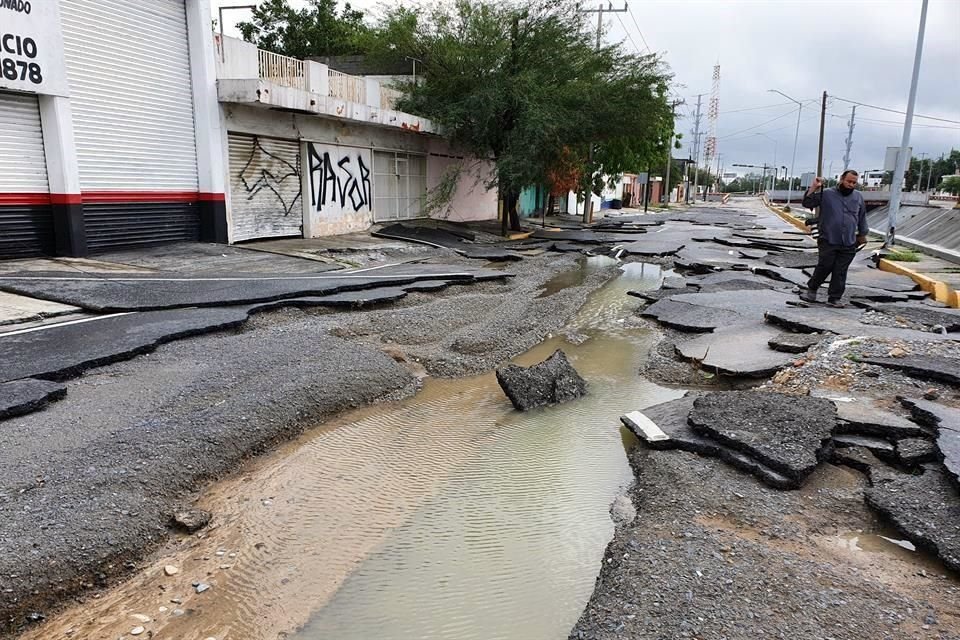 También se registraron daños en la calle Jorge Treviño.