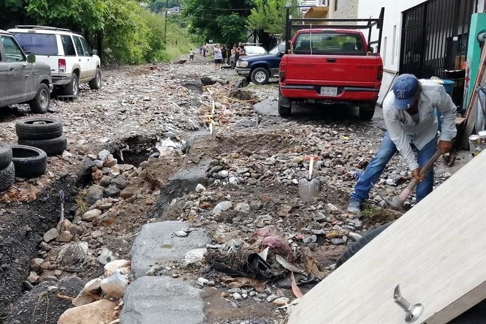 Los vecinos trabajaron para remover el escombro de la calle en Fomerrey 45, en Monterrey.
