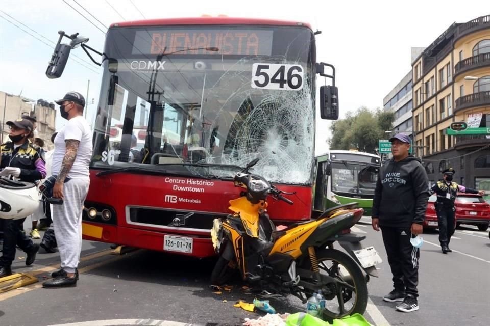 Luego que al parecer una unidad del Metrobús tomó el arroyo vehicular en contraflujo para rebasar en Eje Central y Donceles, chocó con una motoneta, dejando tres lesionados.