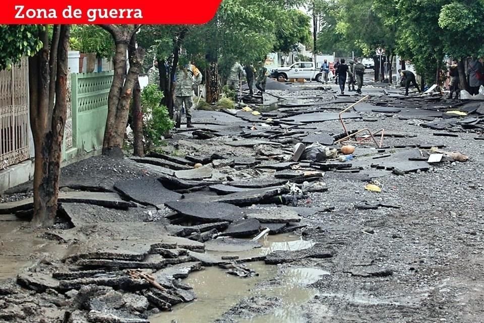 Grandes tramos de la carpeta asfáltica de la Avenida Cordillera de los Andes, en San Nicolás, quedó destrozada.