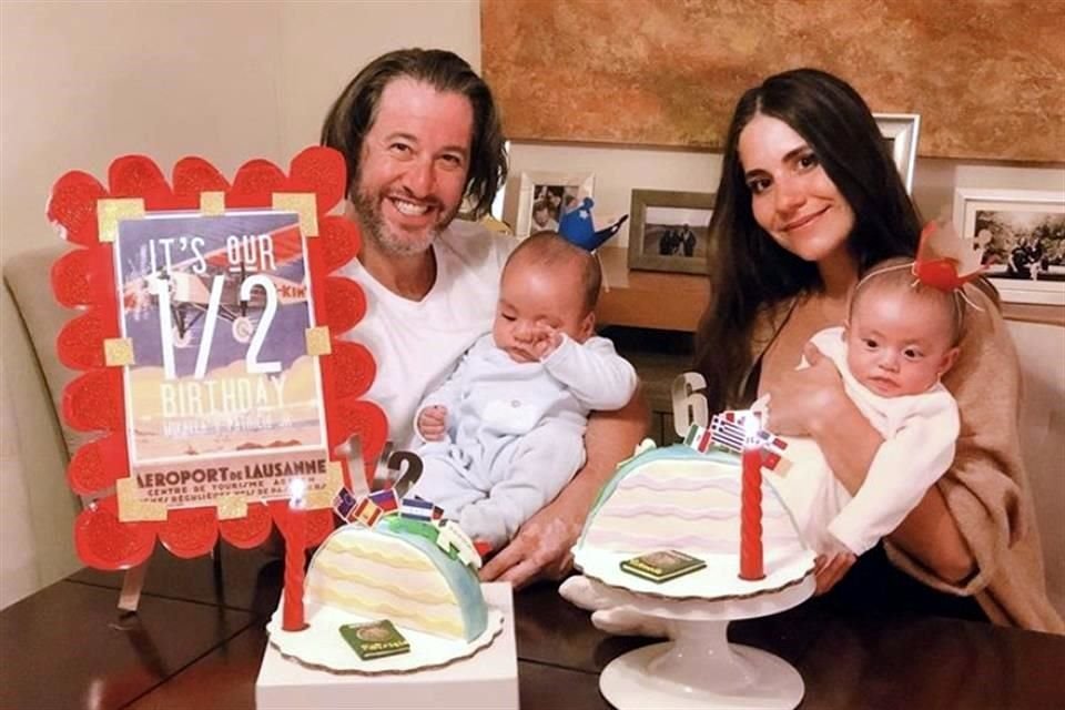 Los padres organizaron una sesión fotográfica para celebrar los 6 meses de vida de sus bebés.