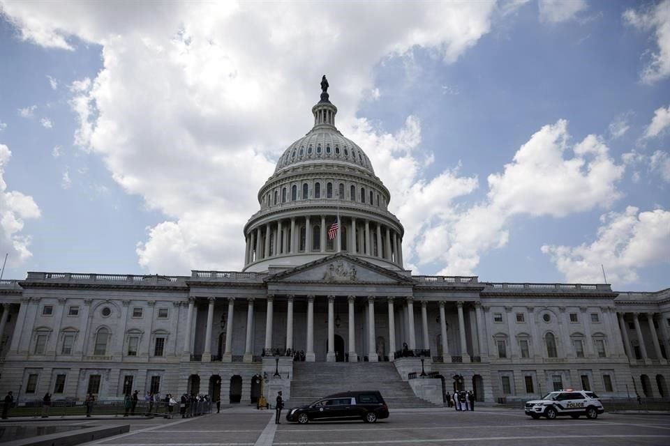 La Presidenta de la Cámara, Nancy Pelosi, anunció que todos los miembros tendrán que llevar mascarilla cuando voten en sesiones y que se les proporcionará una si la olvidan.