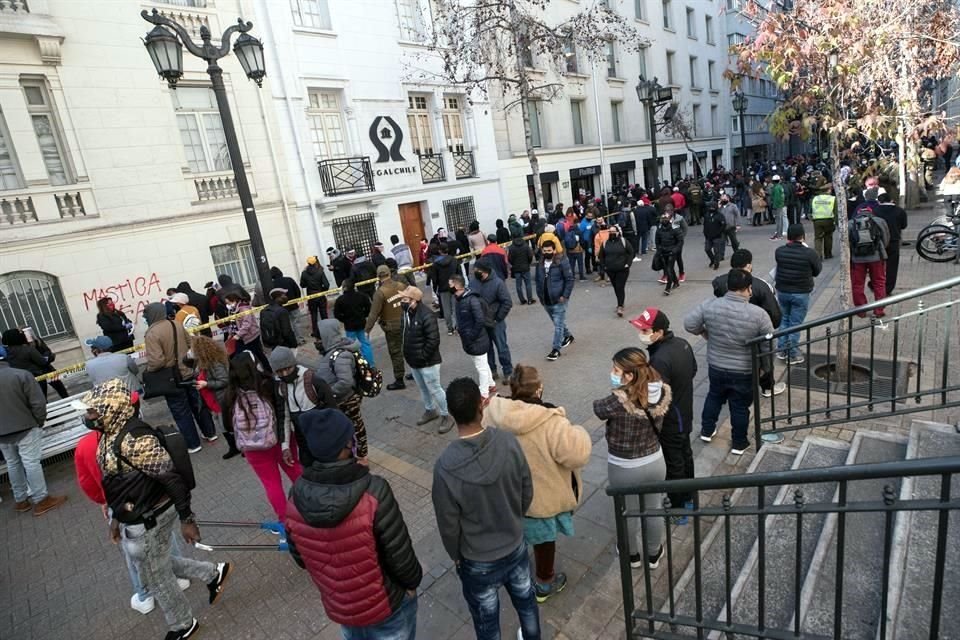 Ciudadanos hacen fila frente a una de las oficinas de las Administraciones de Fondos de Pensiones (AFP) para hacer retiros parciales de sus ahorros, en Santiago, Chile.