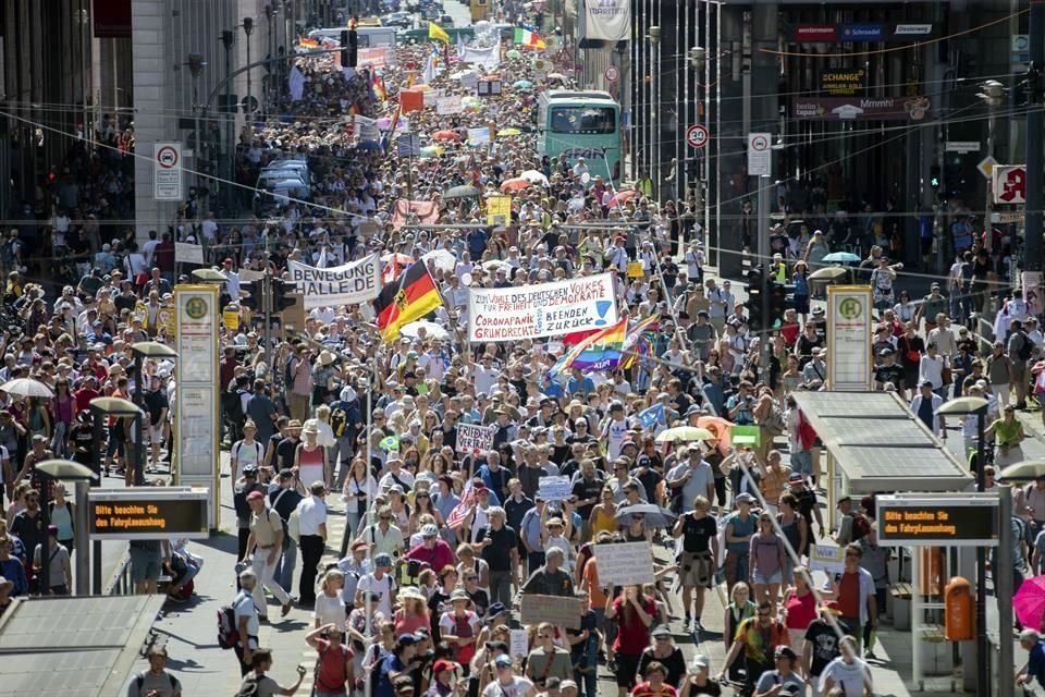 Cerca de 7 mil de personas se manifestaron en Berlín contra de las restricciones para contener pandemia, pese a creciente número de casos.