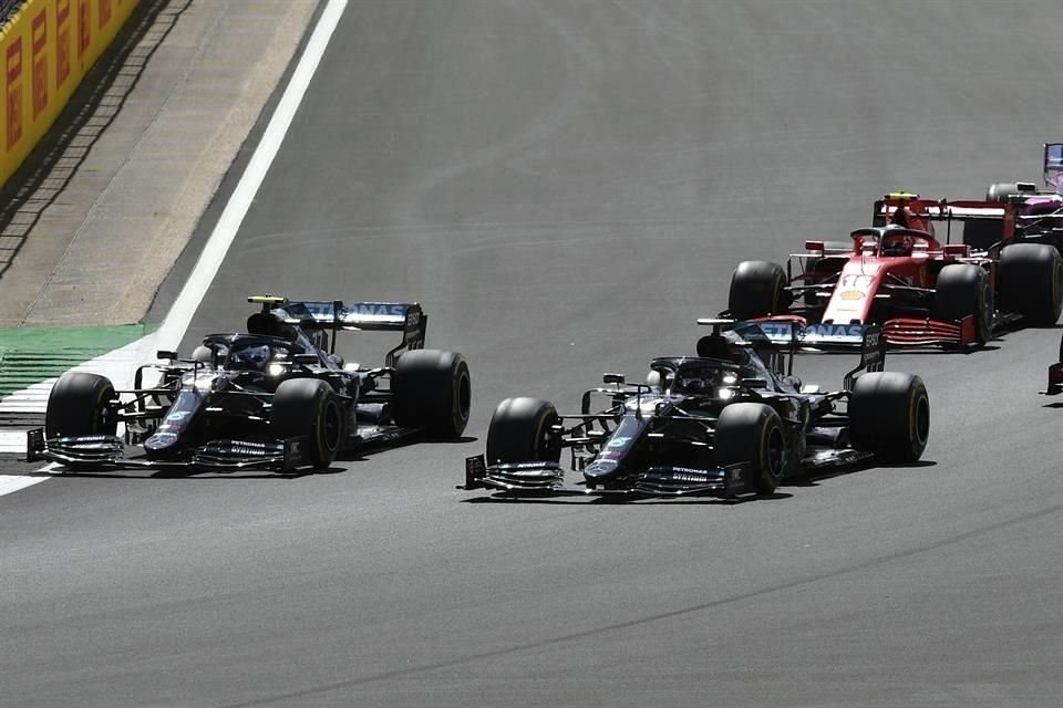 Valtteri Bottas tuvo problemas con un neumático y cayó hasta la doceava posición.
