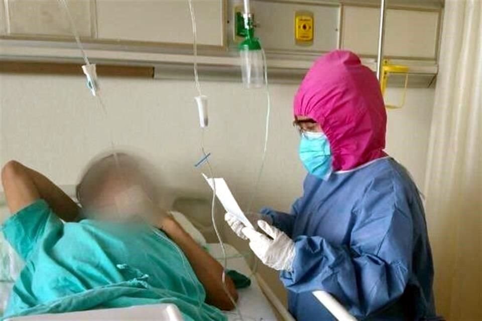 Antes de ser intubados, temiendo la muerte, pacientes piden el celular prestado a la asistente médica Fanny Rodríguez para despedirse de sus familiares.