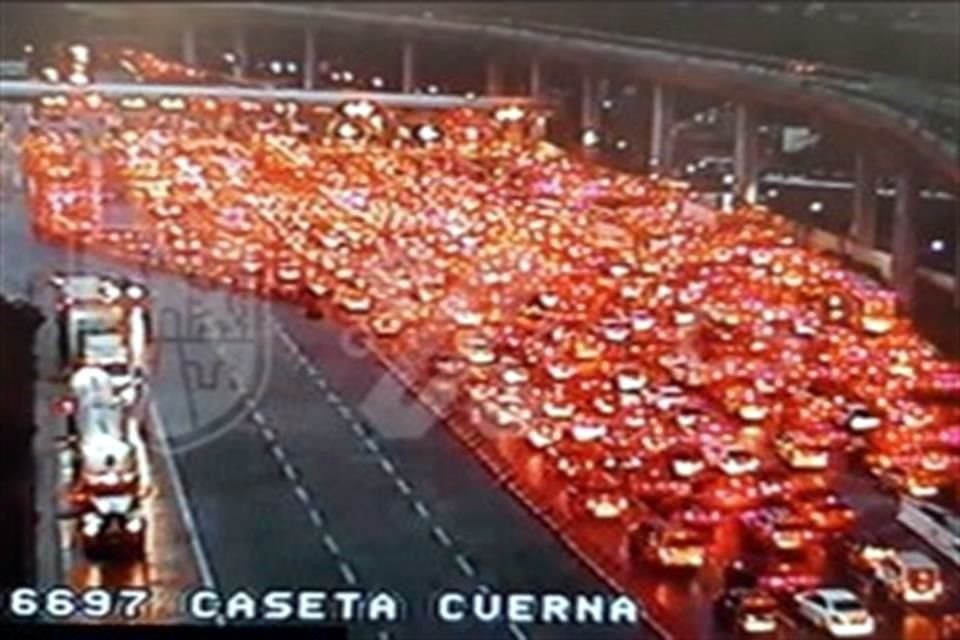 Este domingo, caos vial en casetas de la México-Cuernavaca da la bienvenida a quienes buscan ingresar a la CDMX.