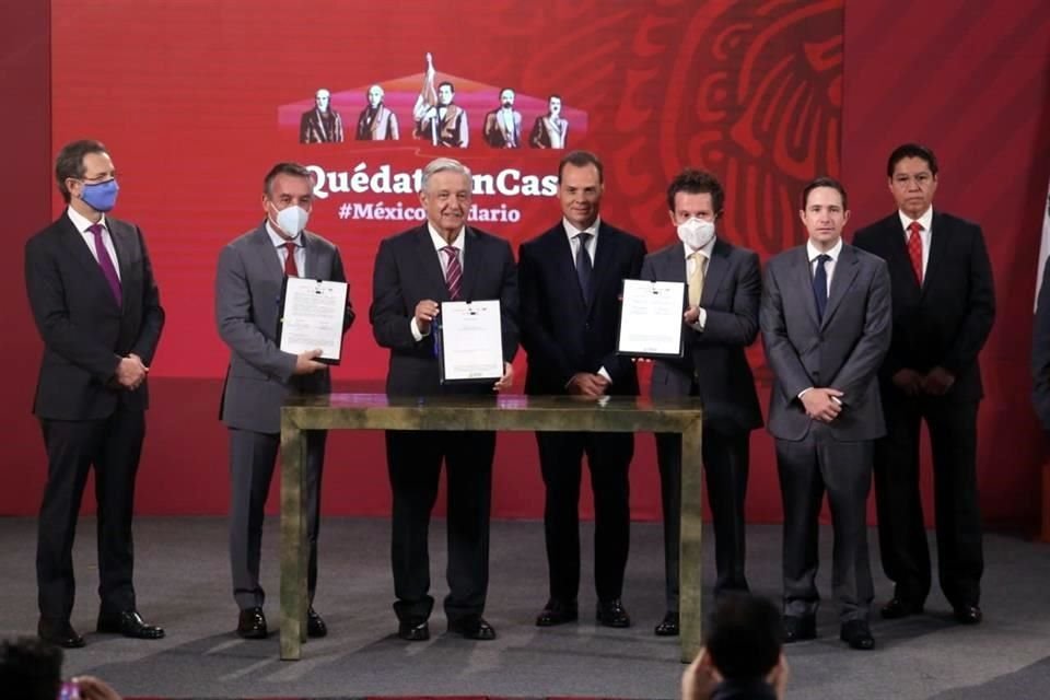 López Obrador y empresarios en la firma del convenio.