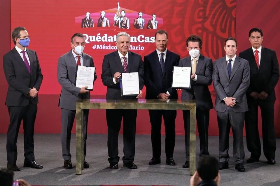 En la conferencia matutina, el Presidente AMLO firmó un convenio con los dueños de cuatro televisoras privadas para dar clases virtuales a los alumnos de educación básica.