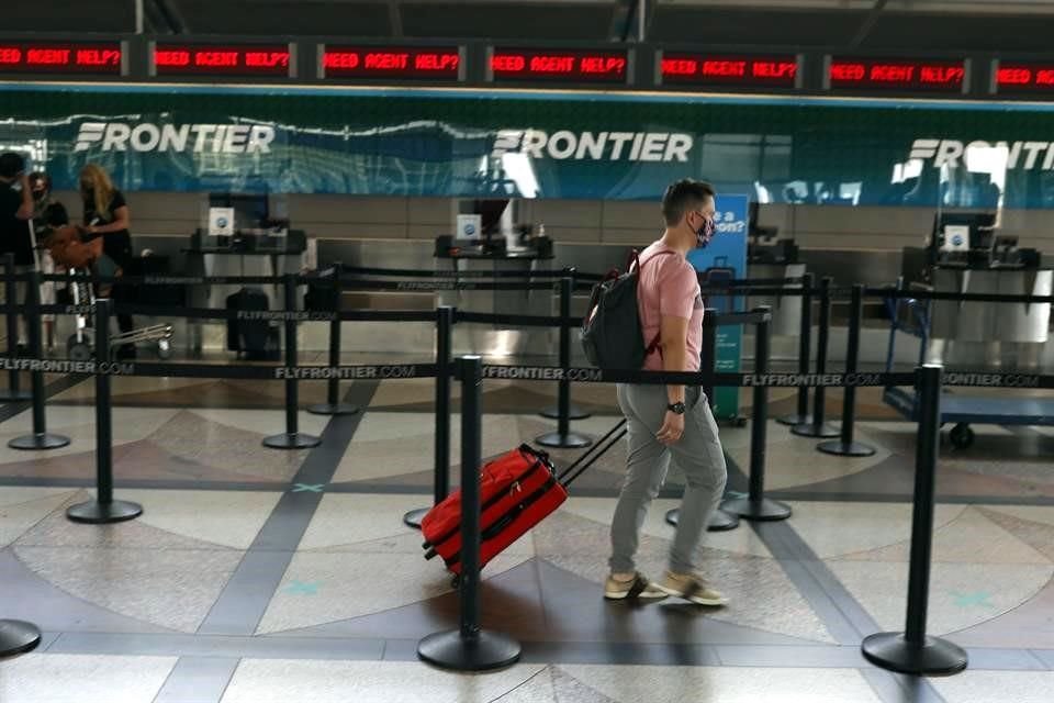 Según las cifras de la Administración de Seguridad en el Transporte de Estados Unidos, la cantidad de personas que pasan actualmente por los puntos de control de los aeropuertos del país es un 70 por ciento menor que hace un año.