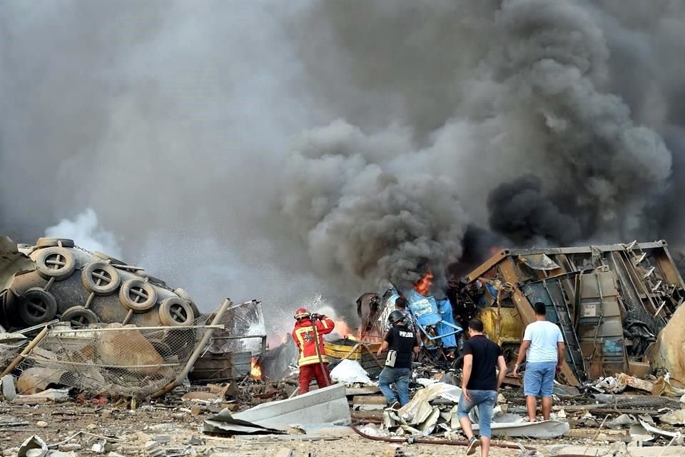 Bomberos trabajan para sofocar las llamas tras una explosión en un almacén de la zona del puerto de Beirut, Líbano, este martes.