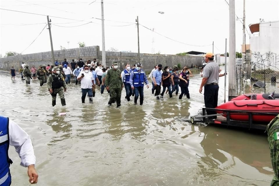 Autoridades en un recorrido por una colonia de Reynosa con inundaciones tras el paso de 'Hanna'.