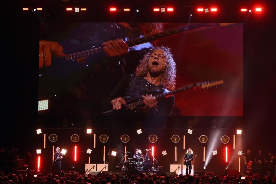 Metallica lanzó 'Moth Into Flame', un nuevo adelanto de S&M2, el álbum grabado junto con la Sinfónica de San Francisco