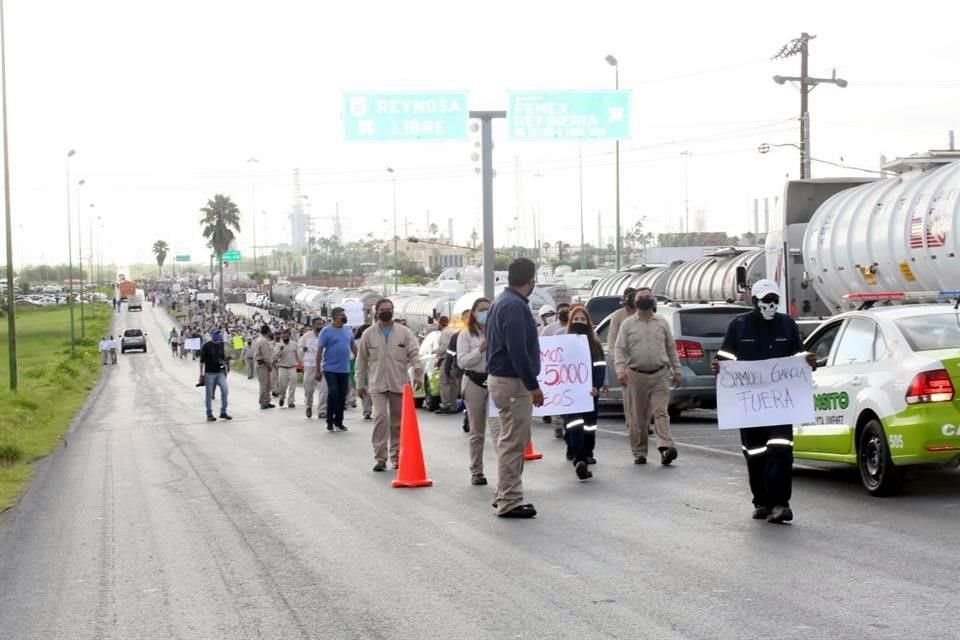 En la entrada a la refinería, el grupo de empleados, presuntamente convocado por Rafael Ortuño, Secretario de la Sección 49, esperó a García.
