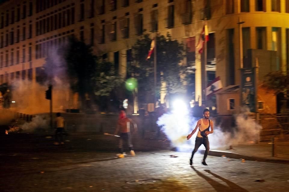 Manifestantes protestaron contra el Gobierno tras la explosión en Beirut.