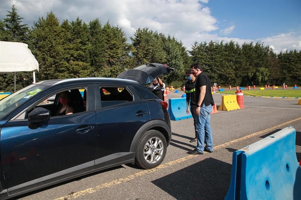 Antes de llegar a su lugar asignado, el personal se aseguró de realizar una revisión exhaustiva a cada vehículo.
