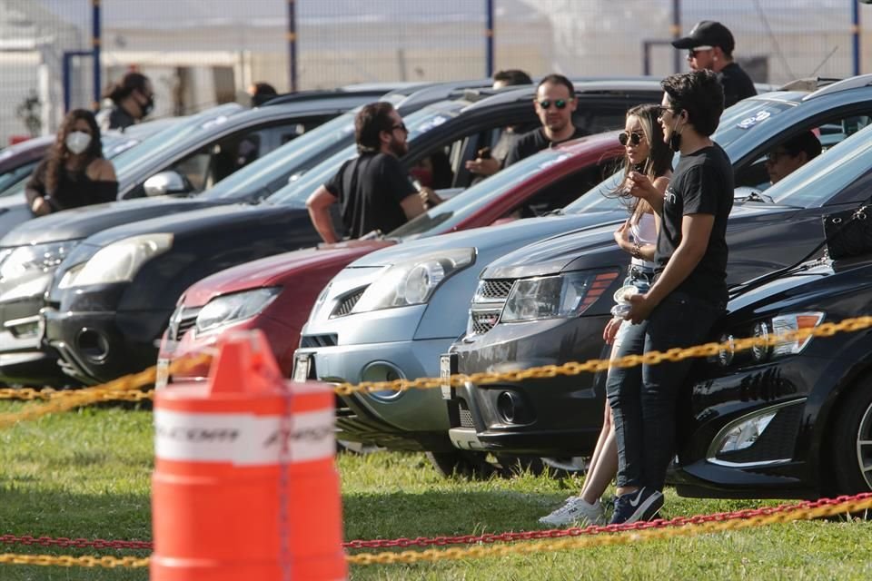 Momentos antes de que llegarán sus seguidores, los integrantes del grupo realizaron pruebas de sonido.