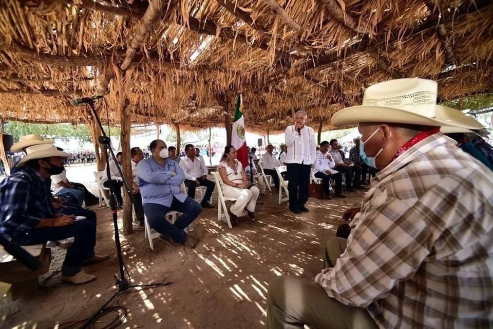 Ayer, el Presidente AMLO se reunió con gobernadores de la tribu Yaqui.