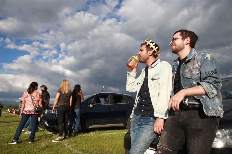 Algunos asistentes prefirieron quitarse el cubrebocas para disfrutar de sus bebidas.