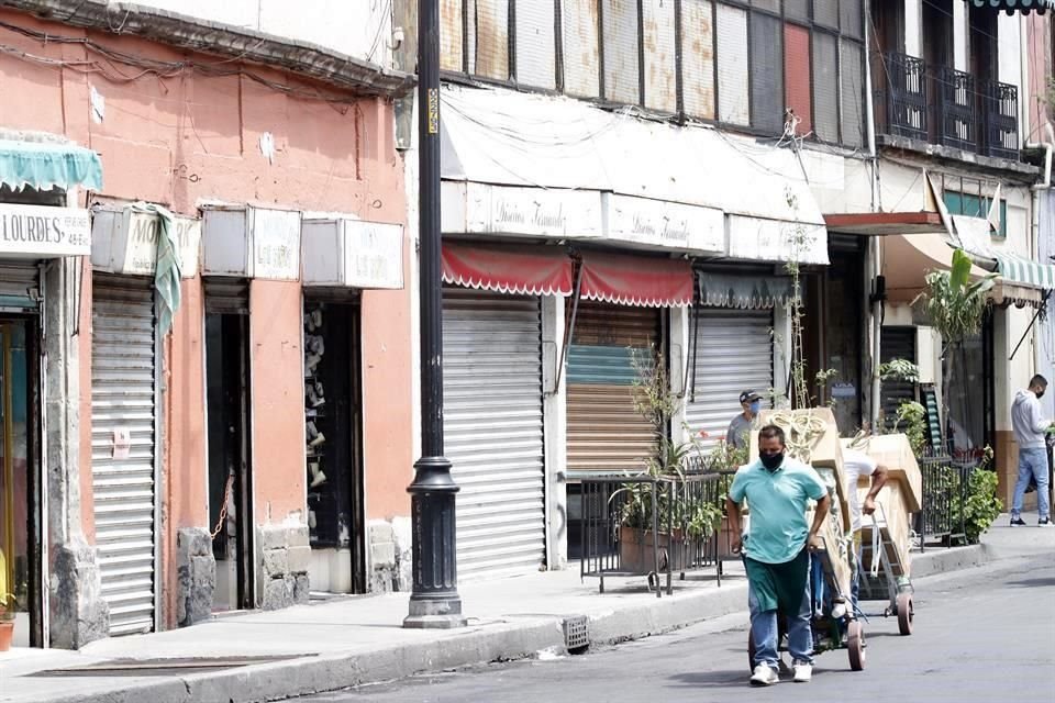 Al menos unos 16 establecimientos permanecen cerrados en la Calle de la Novias.