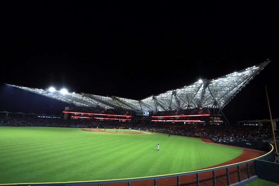 El estadio de beisbol cuenta con 47 mil 145 metros cuadrados de construcción y capacidad para casi 10 mil personas.