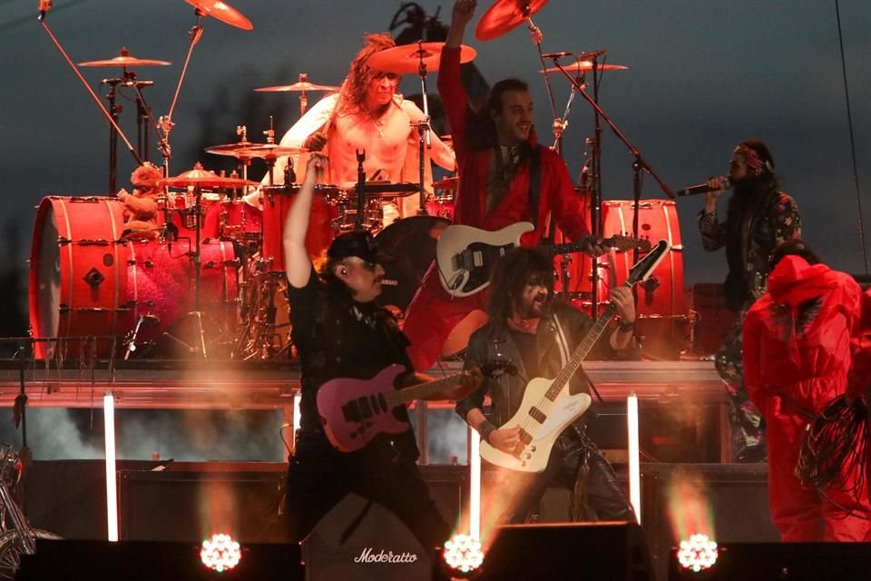 En varios momentos del show hubo solos de guitarra, bajo y batería.