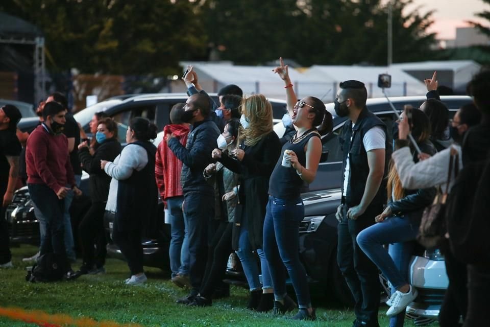 Al final, el público disfrutó el espectáculo pero se olvidó de respetar los lineamientos de sana distancia.
