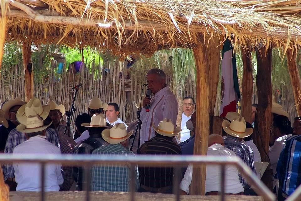 El jueves, el Presidente López Obrador se reunió con   pueblos yaquis, quienes le plantearon diversas demandas en materia de tierras y agua.